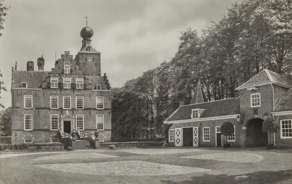 Afb 4 Binnenplaats met rechts het poortgebouw bron RCE 1937 kopie 1024x664