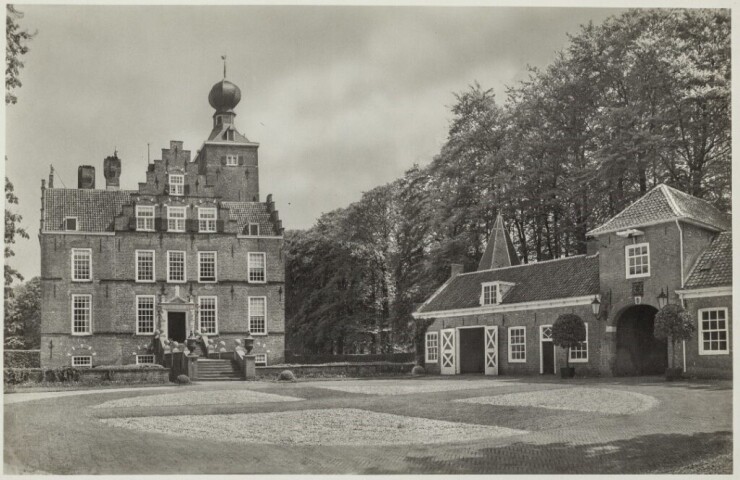 Afb 4 Binnenplaats met rechts het poortgebouw bron RCE 1937 kopie 1024x664